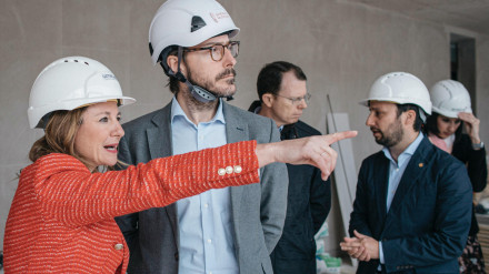 Begoña Carrasco visita las obras del Mestre Canós