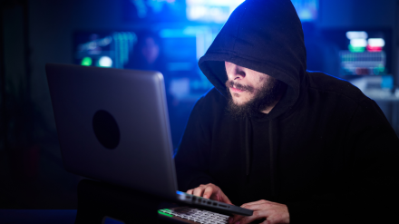 Los hackers venden sus servicios en la dark web