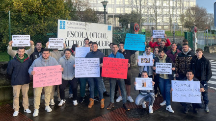 Los alumnos concentrados este jueves ante las instalaciones de Serantes