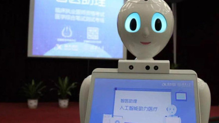 El robot médico creado por la empresa china iFlytek