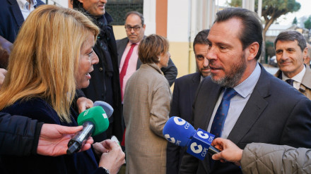 El ministro de Transportes y Movilidad Sostenible, Óscar Puente, habla con la alcaldesa de Huelva, Pilar Miranda.LUCÍA SALGUERO/EUROPA PRESS31/1/2025