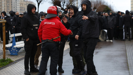 Agentes de la Ertzaintza hablan con aficionados griegos antes del partido en San Sebastián.