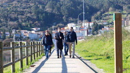 Marta Villaverde, Ramón Villares y Fernando Couce visitando la actuación