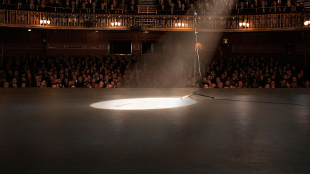 Foco que apunta al escenario de una sala de teatro