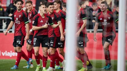 Los jugadores del Mirandés celebran su victoria ante el Elche