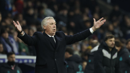 Carlo Ancelotti protesta con los brazos abiertos en el Espanyol - Real Madrid.
