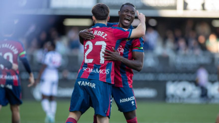Los jugadores del Huesca celebran su victoria
