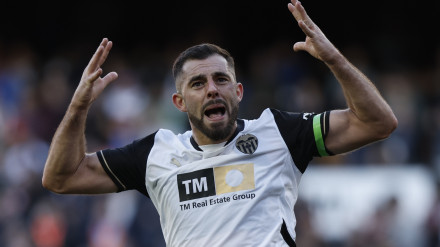 Luis Rioja celebra el gol del Valencia ante el Celta