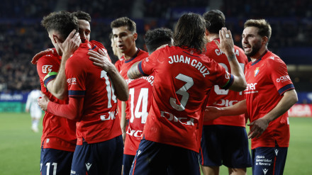 Budimir celebra con sus compañeros uno de sus goles a la Real Sociedad.