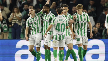 El Betis celebra el gol de Perraud al Athletic