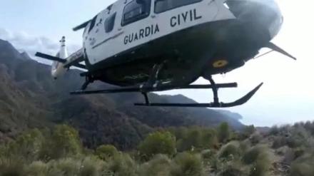 La Guardia Civil auxilia a una familia atrapada en la nieve
