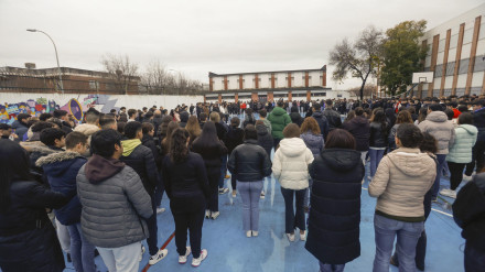 CÓRDOBA, 03/02/2025.- Minuto de silencio guardado en el IES Averroes de Córdoba donde estudiaba el joven de 16 años que el pasado sábado falleció tras ser apuñalado en el transcurso de una pelea en el recinto ferial del Arenal, en Córdoba. La Policía Nacional detuvo ayer domingo, a dos menores por su implicación en la muerte del joven. EFE/  Salas