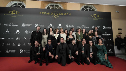 AME6009. CÓRDOBA (ESPAÑA), 01/02/2025.- El elenco de la película 'Segundo Premio' posan tras recibir el premio al mejor largometraje este sábado, durante los premios Carmen que otorga la Academia de Cine de Andalucía en Córdoba (España). EFE / Rafa Alcaide