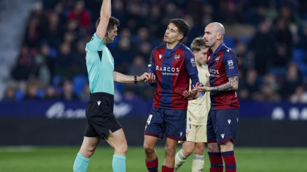 Cabello protesta la cartulina mostrada por el árbitro