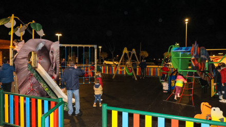 Niños juegan en el área infantil del parque El Espejico, tras la inauguración