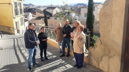 Vecinas del barrio lorquino de San Juan y concejales del PSOE en una de las estrechas calles sin aparcamiento en la zona