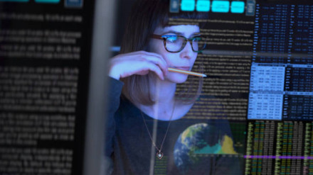 Una mujer científica visualizando un ordenador