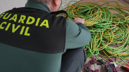Un agente, junto al cable sustraído