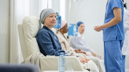 Una mujer con cáncer en un hospital oncológico de día