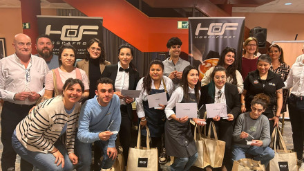 Imagen de todos los concursantes con el jurado del concurso
