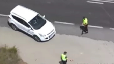 La Guardia Civil para al coche para multarle en la carretera murciana