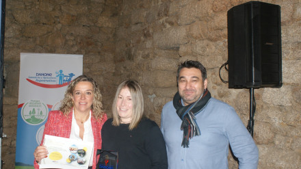 Responsables de Danone le entregan el premio a la explotación San Martiño