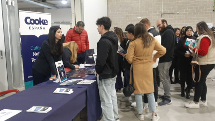 Jóvenes en el stand de una de las empresas en la Feria del Empleo y la FP