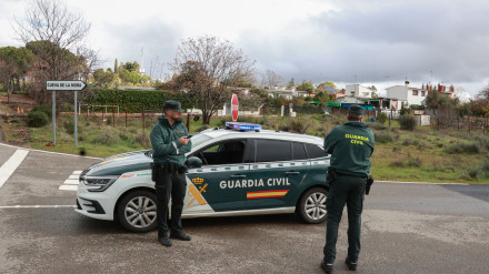 (Foto de ARCHIVO)Control de la Guardia CIvil para corta el paso a la localidad de Cueva de la Mora. A 23 de enero de 2025, en Almonaster la Real, Huelva (Andalucía, España). El consejero de Presidencia, Interior, Diálogo Social y Simplificación Administrativa, Antonio Sanz, ha confirmado este jueves que las intensas lluvias registradas esta pasada madrugada han dificultado los trabajos en el embalse Monte Félix-Toril, en el término de Almonaster La Real (Huelva) donde, no obstante y gracias a las medidas adoptadas, se ha logrado bajar "ligeramente" la presión del muro en el que se ha detectado una grieta, lo que ha obligado a desalojar a 105 vecinos de la pedanía de Cueva de la Mora.Rocío Ruz / Europa Press23/1/2025