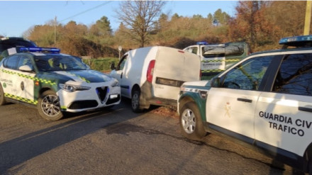 Patrullas de la Guardia Civil en el momento que interceptan al vehículo