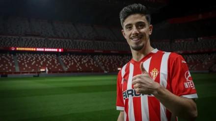 Nico Serrano posa con la camiseta del Sporting en El Molinón