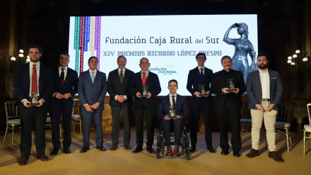 Foto de familia de los premiados y directivos de Caja Rural del Sur y su Fundación