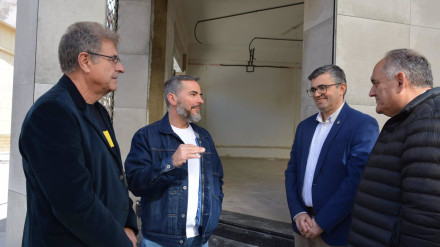 El delegado de Empleo de la Junta en Granada, Javier Martín Cañizares, segundo por la derecha en la imagen, junto al alcalde de Huétor Tájar, Fernando Delgado, a su izquierda