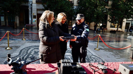 La alcaldesa de Granada, Marifrán Carazo, a la izquierda en la imagen, ha participado con la edil de Movilidad, Ana Agudo, en la presentación de nuevos drones de la Policía Local