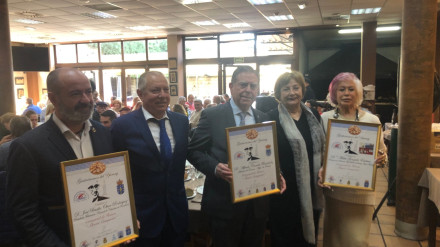 Los galardonados con la alcaldesa de Avilés, Mariví Monteserín y Justo García, propietario del Yumay