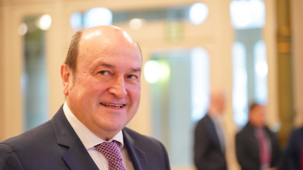 El presidente del EAJ-PNV, Andoni Ortuzar, durante la gala de los Premios Sabino Arana 2024, en el Teatro Arriaga, a 26 de enero de 2025, en Bilbao