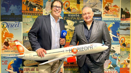 Manuel Salhi (izquierda), director de operaciones de Air Horizont y Juan Luis Díez, director general, en las oficinas de la compañía.