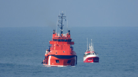 El 'Sar Gavia' remolcando el pesquero hacia A Coruña
