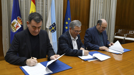 El presidente de la Diputación de Ourense, Luis Menor; el conselleiro de Educación, Román Rodríguez; y el gerente de Expourense, Rogelio Martínez, firman el protocolo de colaboración