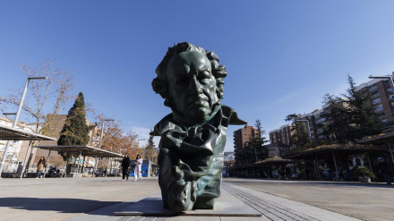 Estatua de Goya junto al Palacio de Congresos