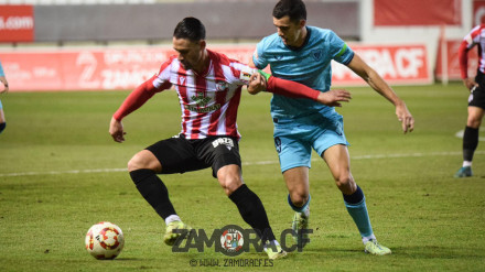 Kike Márquez, del Zamora, en el duelo ante el Athletic B