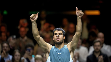 Carlos Alcaraz celebra con el público la victoria contra Pedro Martínez.