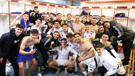 Los jugadores del Albacete celebran la victoria sobre el Zaragoza.