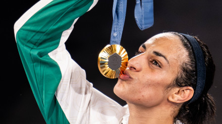Imane Khelif posa con la medalla de oro conseguida en los Juegos Olímpicos de París.