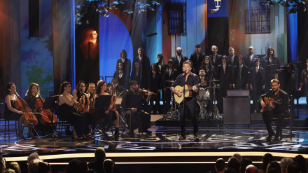 El cantante Alejandro Sanz durante la gala de entrega de la 39º edición de los Premios Goya, en el Palacio de Exposiciones y Congresos de Granada