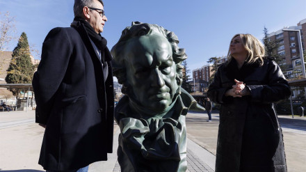 La alcaldesa de Granada, Marifrán Carazo, durante la inauguración de las estatuas y la exposición fotográfica conmemorativa de los Premios Goya