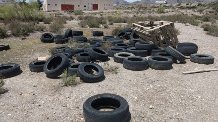 Imagen de uno de los vertederos clandestinos de neumáticos en Lorca