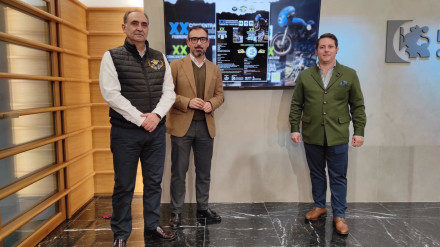 Romero (centro) en la presentación de la XX Concentración Mototurística de Puente Genil.