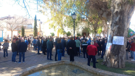 Protesta de los vecinos de La Paca, en Lorca, que reclaman la renovación de las tuberías