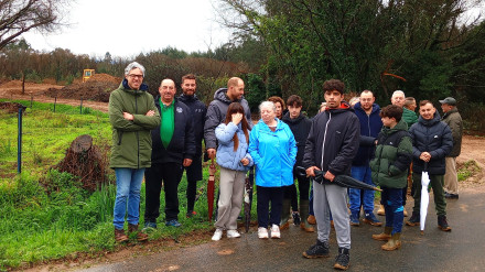 Un grupo de vecinos con Iván Rivas en la zona del relleno