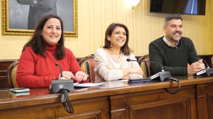 (Desde izda.) Carmen Granados, Enca Priego y José Granados, en el Ayuntamiento de Cabra